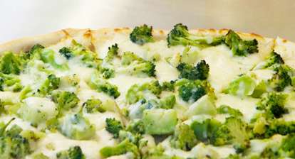 Pizza integral de brócolis com requeijão