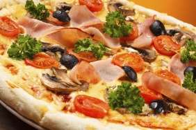 Pizza de peito de peru com mussarela e champignon
