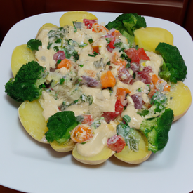 Salada de chuchu, batata, ovo, brocólis e molho