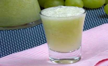 Suco de abacaxi com gengibre e uva verde