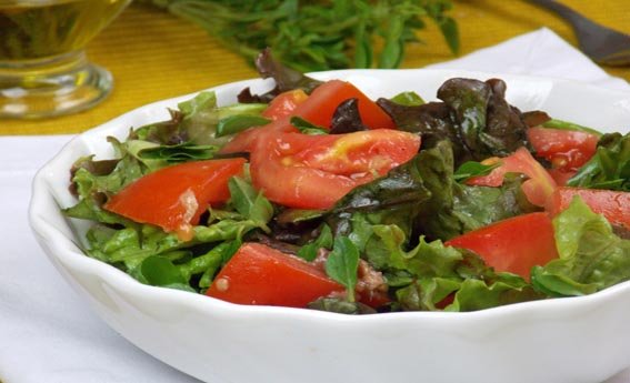 foto da receita Salada de folhas com tomate,   manjericão e anchovas