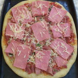 Pizza de frigideira com presunto, palmito e mussarela