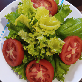 salada de folhas e tomate