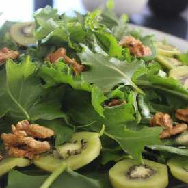 Salada de folhas verdes com nozes e kiwi
