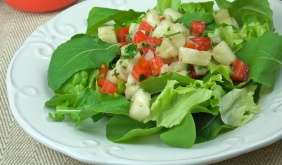Salada de folhas com vinagrete de abacaxi