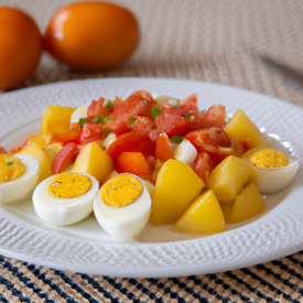salada de batata, ovo e tomate