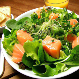 Salada verde com Salmão Defumado