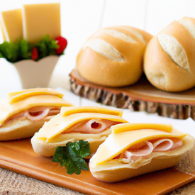 Sanduíche de pão de forma, peito de peru, queijo e requeijão