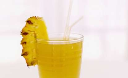 Suco de abacaxi com hortelã e açúcar
