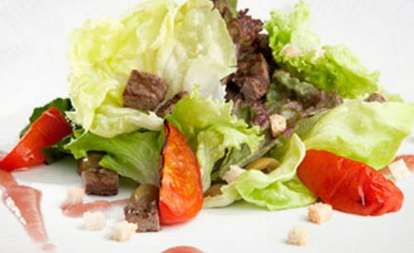 Hambúrguer acompanhado de salada verde com vinagre e manjericão