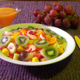 Salada de frutas com mamão, uva, kiwi, laranja, maçã (300)