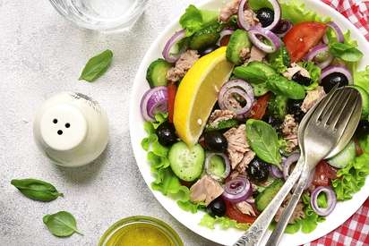 Salada grega com sardinha