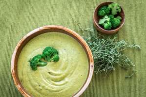 Sopa detox de brócolis e mandioca