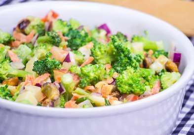 Salada de espinafre, abobrinha, brócolis, azeitona preta e atum ralado