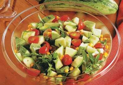 Salada com abobrinha, tomate cereja, avocado e filé de frango