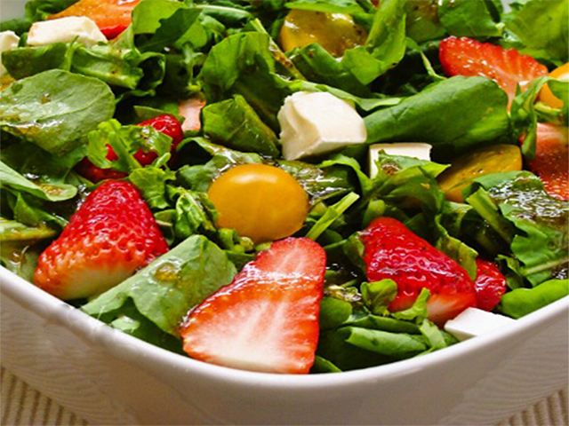 foto da receita Salada bronzeadora alface,   brócolis e morango