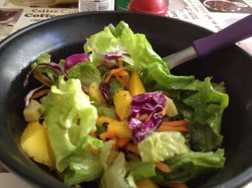 Salada de espinafre, cenoura ralada e manga