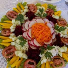 Salada bronzeadora de couve,  pimentão vermelho,  beterraba e manga