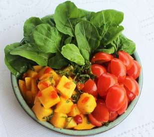Salada bronzeadora rúcula, tomate e manga 