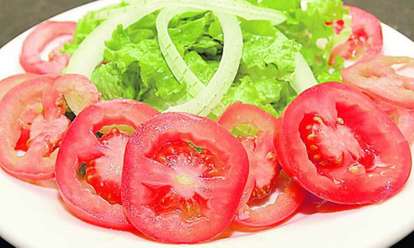 Salada de alface com tomate e cebola