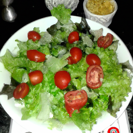 Salada de alface,  agrião,  tomate e rabanete